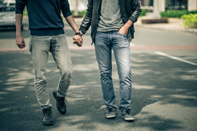 8c7a3a63540f8d69a26daaa2f1_zmmgodawmdgwmjdmzmzmidy1mcawazlloge2ndg5nmfm_gay-couple