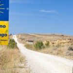 jakobweg-pilger-auf-seinem-weg-nach-leon-am-weg-von-arcahueja-na